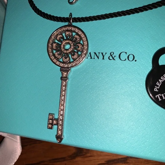 Tiffany & Co LARGE Diamond Platinum Petals Key Pendant Necklace EUC - Picture 11 of 16